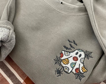 Spooky Boho Ghost Sweatshirt, Embroidered Daisy Ghost Crewneck Pullover, Trendy Fall Sweaters, Halloween Lover Gift Ideas, Spooky Season