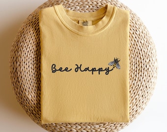 Koszulka z haftem Bee Happy, farbowana pigmentem koszula naturalna, Cottagecore Honeybee Apparel