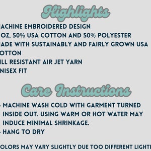 以下が含まれることがあります： 水色のスクリプトフォントで「Highlights」と「Care Instructions」という文字が書かれた、明るい灰色のグラフィック。機械刺繍のデザイン、8オンスの綿/ポリエステル混紡、ユニセックスフィットなどの特徴が記載されています。お手入れ方法：洗濯機で水洗いし、吊り干ししてください。
