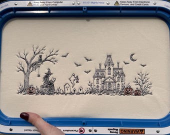 Originale Halloween-Herrenhaus-Stickdatei (Linienzeichnung): Herunterladbares Stickmuster für die Stickmaschine, mehrere Formate enthalten