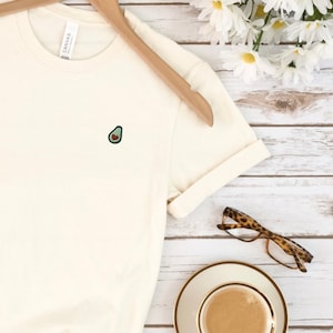 Gesticktes Avocado-T-Shirt, genähtes Mini Avocado-Herz-T-Shirt, Avocado-Liebhaber, niedliche Frucht-Shirts