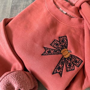 Sudadera de Halloween con coqueta: lazo de araña con encaje bordado y calabaza - Teñida con pigmentos imagen 1