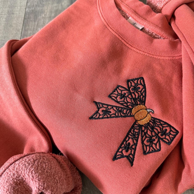 Sudadera de Halloween con coqueta: lazo de araña con encaje bordado y calabaza - Teñida con pigmentos imagen 1