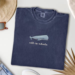 Broderad blåval-t-shirt: Pigmentfärgad kustt-t-shirt Denim
