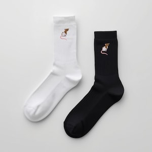 Könnte beinhalten: Zwei Paar Crew-Socken, eine weiße und eine schwarze. Jede Socke hat ein gesticktes Design einer braunen und weißen Ratte mit rosa Schwanz. Die Socken sind aus einem weichen, bequemen Material.