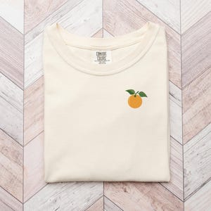 Broderad apelsinblomst-t-shirt: Minimalistisk fruktt-t-shirt, sommartopp Ivory