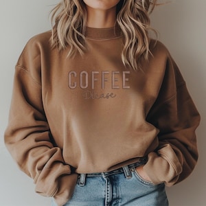 Besticktes Coffee Please - Sweatshirt: Pigmentgefärbter Java Pullover