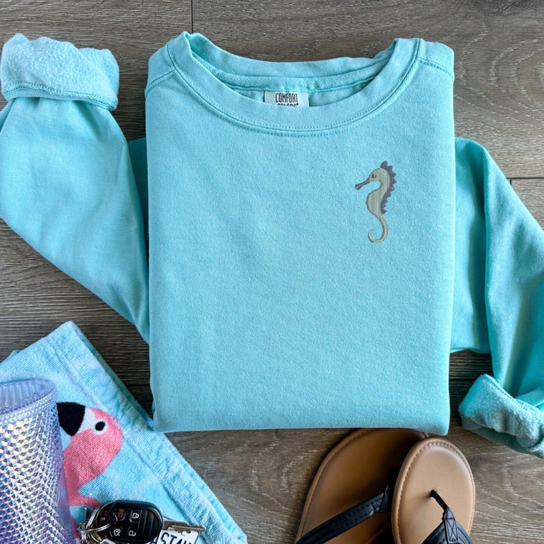 Embroidered Seahorse Sweatshirt, Sea Life Crewneck Sweatshirt, Trendy Summer Beach Apparel, Nautical Sweater, Retro Summertime, Marine Life imagem 1