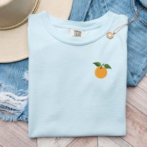 Broderad apelsinblomst-t-shirt: Minimalistisk fruktt-t-shirt, sommartopp Chambray