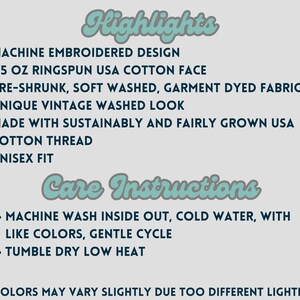 K&ouml;nnte beinhalten: Text auf hellgrauem Hintergrund mit Produktmerkmalen und Pflegehinweisen. Zu den Highlights geh&ouml;ren maschinengesticktes Design, 9,5 oz Ringspun USA Baumwolle, vorgewaschener Stoff und ein einzigartiger Vintage-Look. Pflegehinweise: Maschinenw&auml;sche auf links mit kaltem Wasser.