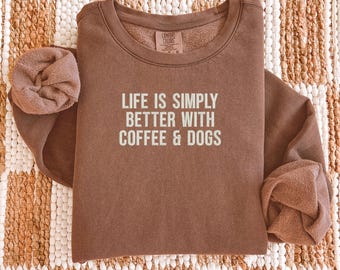 Besticktes Sweatshirt „Life is Better with Coffee and Dogs“ mit Rundhalsausschnitt: Wählen Sie zwischen Gildan- oder Comfort Colors-Pullover