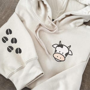 刺繍入り牛パーカー、トレンディな農場動物プルオーバー、牛好きの方へのギフト、クレイジーな牛ママ、ファームコアセーター、農家向けのかわいい牛のムーシャツ