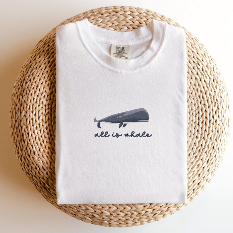 Broderad blåval-t-shirt: Pigmentfärgad kustt-t-shirt Vit