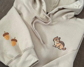 Bluza z kapturem z haftowanym wiewiórem, detale na rękawach z leśnym żołędziem, bluza z okrągłym dekoltem inspirowana naturą