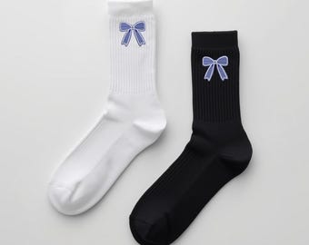 Skarpetki z haftowaną kokardką: styl nadmorski preppy