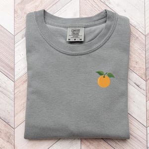 Broderad apelsinblomst-t-shirt: Minimalistisk fruktt-t-shirt, sommartopp Grey