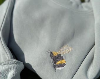 Rundhalsausschnitt mit Hummel-Stickerei: Pigmentgefärbtes Cottagecore-Sweatshirt
