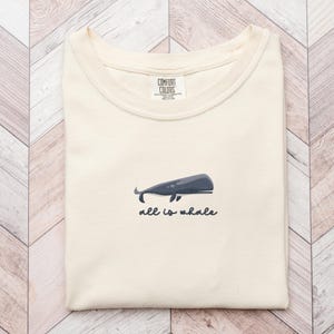 Broderad blåval-t-shirt: Pigmentfärgad kustt-t-shirt Ivory