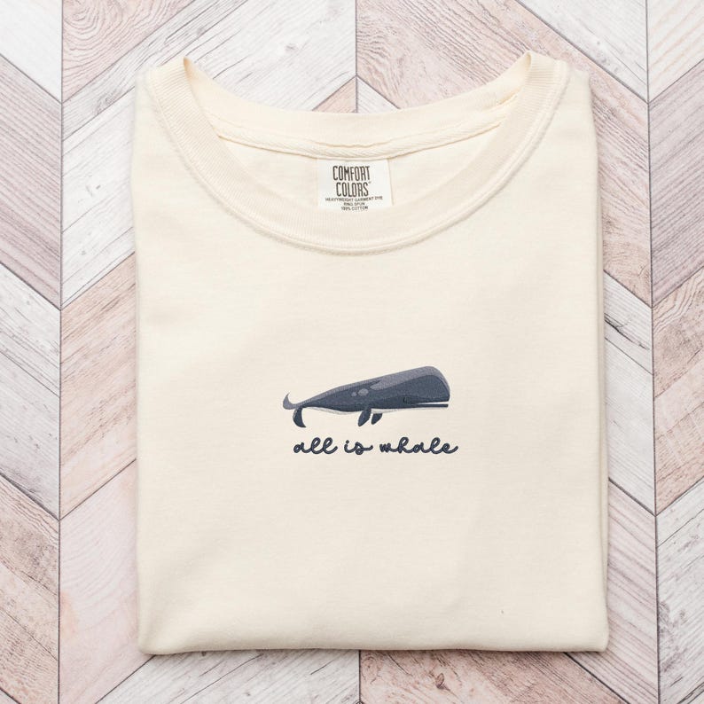 Broderad blåval-t-shirt: Pigmentfärgad kustt-t-shirt Ivory