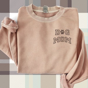 Embroidered Dog Mom Sweatshirt, Dog Dad Crewneck Pullover, Dog Mom Gifts, Dog Lover Shirt, Vintage Aesthetic Oversized Sweater, Pawprint