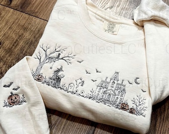 Besticktes Halloween-Sweatshirt mit Geisterhaus-Motiv: Wählen Sie zwischen Gildan oder Pigment Dyed Vintage Line Art Crewneck mit Retro-Halloween-Motiv