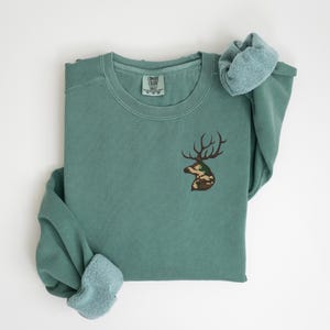 Bluza z haftowanym jeleniem: Bluza z okrągłym dekoltem w kamuflażu Buck