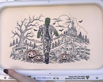 Fichier de broderie original représentant une scène de Frankenstein (dessin au trait) : motif de broderie machine téléchargeable, plusieurs formats inclus, motif « Laboratoire des Monstres ».