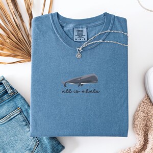 Broderad blåval-t-shirt: Pigmentfärgad kustt-t-shirt Blue Jean