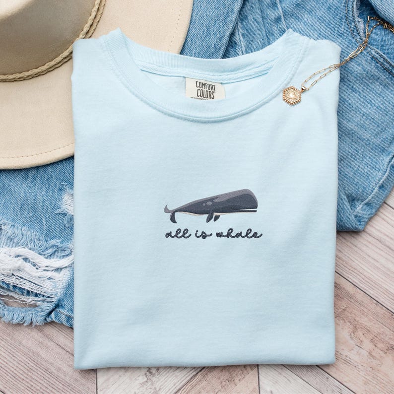 Broderad blåval-t-shirt: Pigmentfärgad kustt-t-shirt Chambray