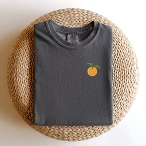 Broderad apelsinblomst-t-shirt: Minimalistisk fruktt-t-shirt, sommartopp Pepper