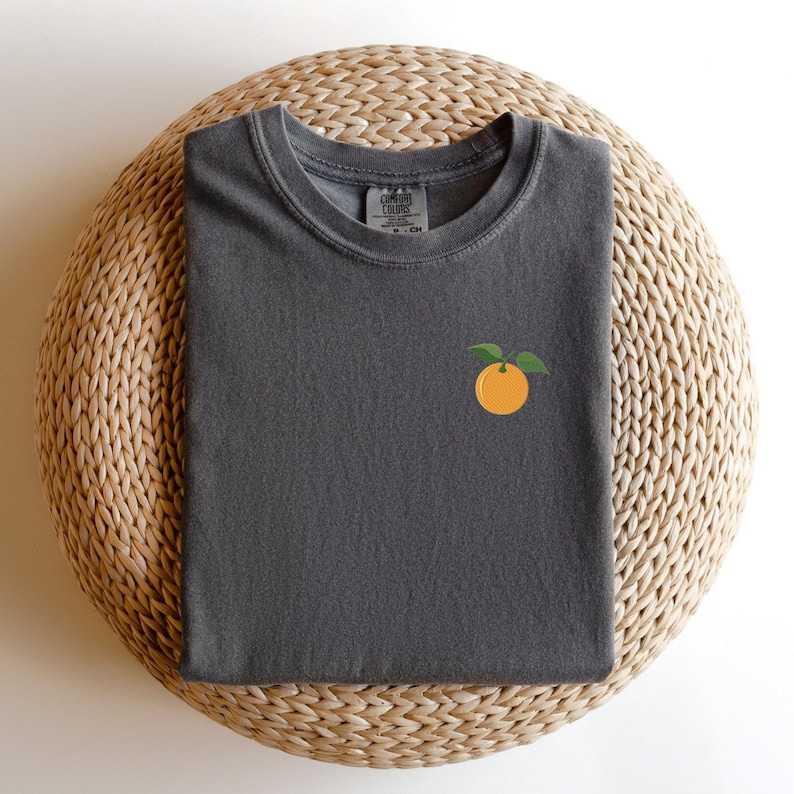 Broderad apelsinblomst-t-shirt: Minimalistisk fruktt-t-shirt, sommartopp Pepper