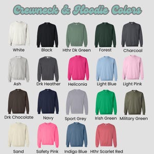 Peut inclure: Un tableau pr&eacute;sentant 16 couleurs diff&eacute;rentes de sweat-shirts &agrave; col rond et &agrave; capuche. Les couleurs incluent le blanc, le noir, le vert fonc&eacute; chin&eacute;, le vert for&ecirc;t, le charbon de bois, le gris cendr&eacute;, le chin&eacute; fonc&eacute;, l'h&eacute;liconia, le bleu clair, le rose clair, le chocolat fonc&eacute;, le marine, le gris sport, le vert irlandais, le vert militaire, le sable, le rose s&eacute;curit&eacute;, le bleu indigo et le rouge &eacute;carlate chin&eacute;.