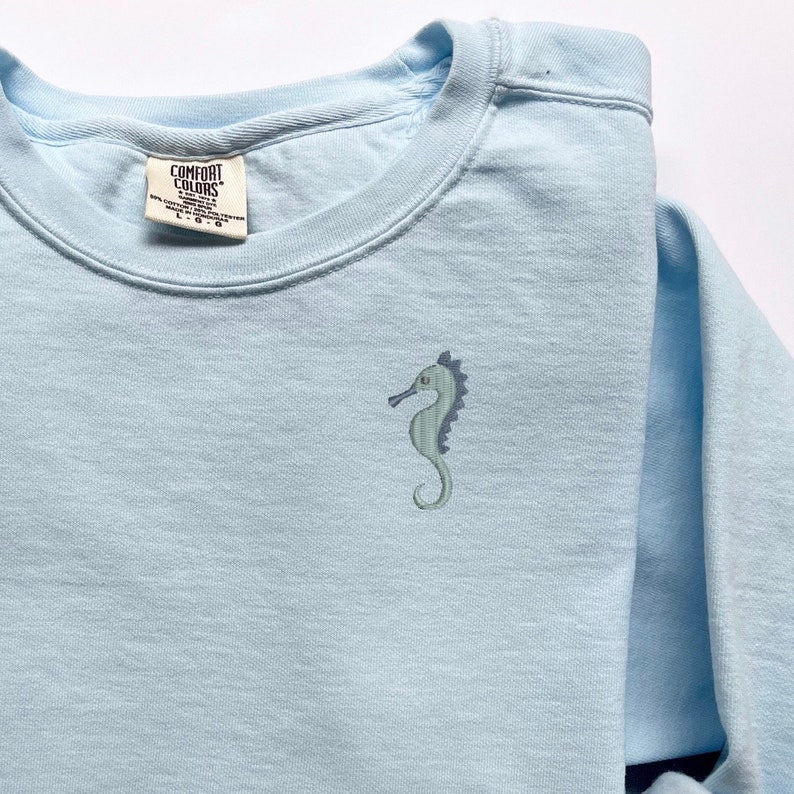 Embroidered Seahorse Sweatshirt, Sea Life Crewneck Sweatshirt, Trendy Summer Beach Apparel, Nautical Sweater, Retro Summertime, Marine Life imagem 4