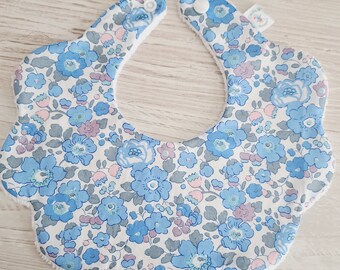 Bavoir en forme de fleur liberty bleu