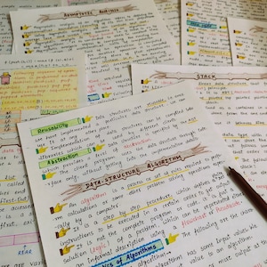 K&ouml;nnte beinhalten: Handschriftliche Notizen zu Datenstrukturen, Algorithmen und mathematischer Analyse mit farbigen Anmerkungen. Die Notizen befinden sich auf wei&szlig;em Papier, mit einem Stift, der auf den Seiten liegt. Ma&szlig;e sind nicht zutreffend.