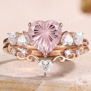 Anel de noivado exclusivo de safira rosa com corte Millennium, anel de safira pêssego em forma de coração em ouro rosa, anel de moissanita em forma de coração, anel de fogos de artifício em forma de margarida