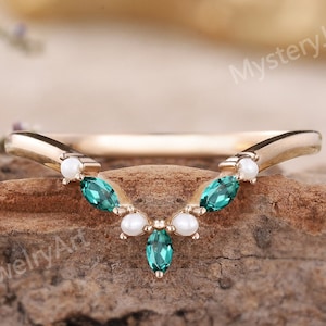 Unique Emerald Wedding Band Rose Gold Ring Dainty Pearl Ring Cluster Ring Stackable Rings Vintage Emerald Ring Anniversary Gifts for Her