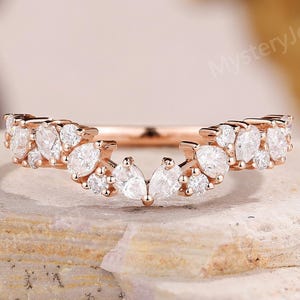 Fede nuziale unica con moissanite, fede nuziale curva in oro rosa, anelli impilabili con moissanite in stile Art Déco, anello con diamanti a grappolo, regali per l&#39;anniversario
