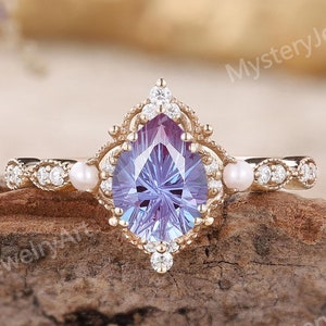 Bague de fiançailles en alexandrite coupe feu d'artifice, or rose, grappe de moissanite, taille marguerite, bague alexandrite en forme de poire, bague de promesse feux d'artifice en perles