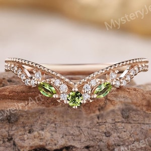 Alianza de boda vintage de peridoto y moissanita, anillo de oro macizo con diseño floral Art Déco.