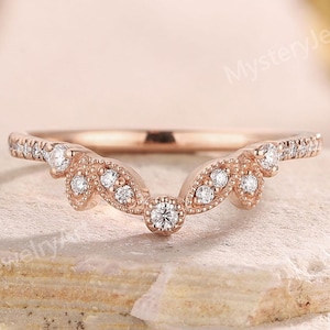 Fede nuziale con moissanite unica, fede nuziale curva, anello Milgrain con moissanite in oro rosa, anelli impilabili Art Déco, regali di anniversario vintage
