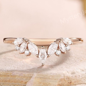 Anello nuziale con moissanite Marquise unico, anello nuziale curvo in oro rosa con moissanite, anelli impilabili Art Déco, regali di anniversario vintage
