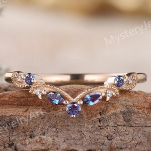 Marquise Alexandrite roségouden trouwring met moissanietaccenten – gebogen stapelbare ring