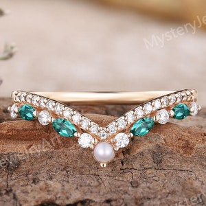 Unique Emerald Wedding Band Vintage Pearl Wedding Band Solid Gold Stackable Rings Art Deco Moissanite Ring Emerald Jewelry Promise Rings