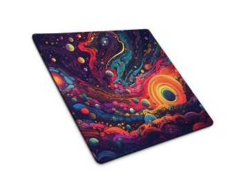 Può includere: Un tappetino rettangolare con un design astratto vibrante. L'opera presenta motivi vorticosi in tonalità di viola, rosso, arancione e blu, con una forma centrale simile a un buco nero. L'estetica generale è psichedelica e colorata.