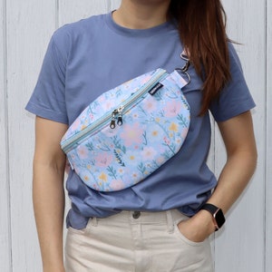 Bauchtasche Canvas pastell hellblau, Reißverschluss hellblau metallisiert, Hip Bag, Gürteltasche, Crossbag, Festival Bag, Blumen Motiv
