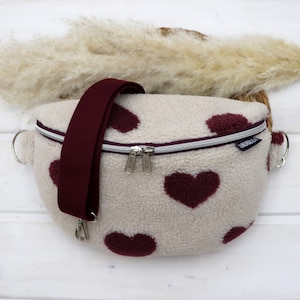 Bauchtasche Teddyplüsch ecru mit Herzen in bordeaux, Reißverschluss bordeaux metallisiert, Hip Bag, Gürteltasche, Crossbag, Festivalbag