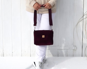 Kleine Umhängetasche aus Breitcord in beere, Boxybag Style, kleine Schultertasche