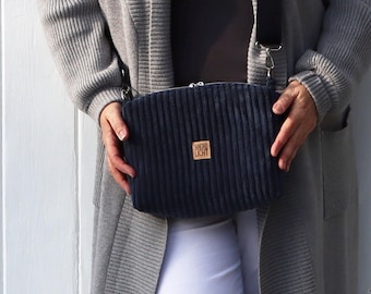 Kleine Umhängetasche aus Breitcord in blau, Boxybag Style, kleine Schultertasche dunkelblau