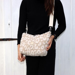 Hobobag Bouclè Teddyplüsch creme beige, Leo Design, Gr M, Reißverschluss beige, Kissentasche, Beuteltasche,  Umhängetasche, Crossbag